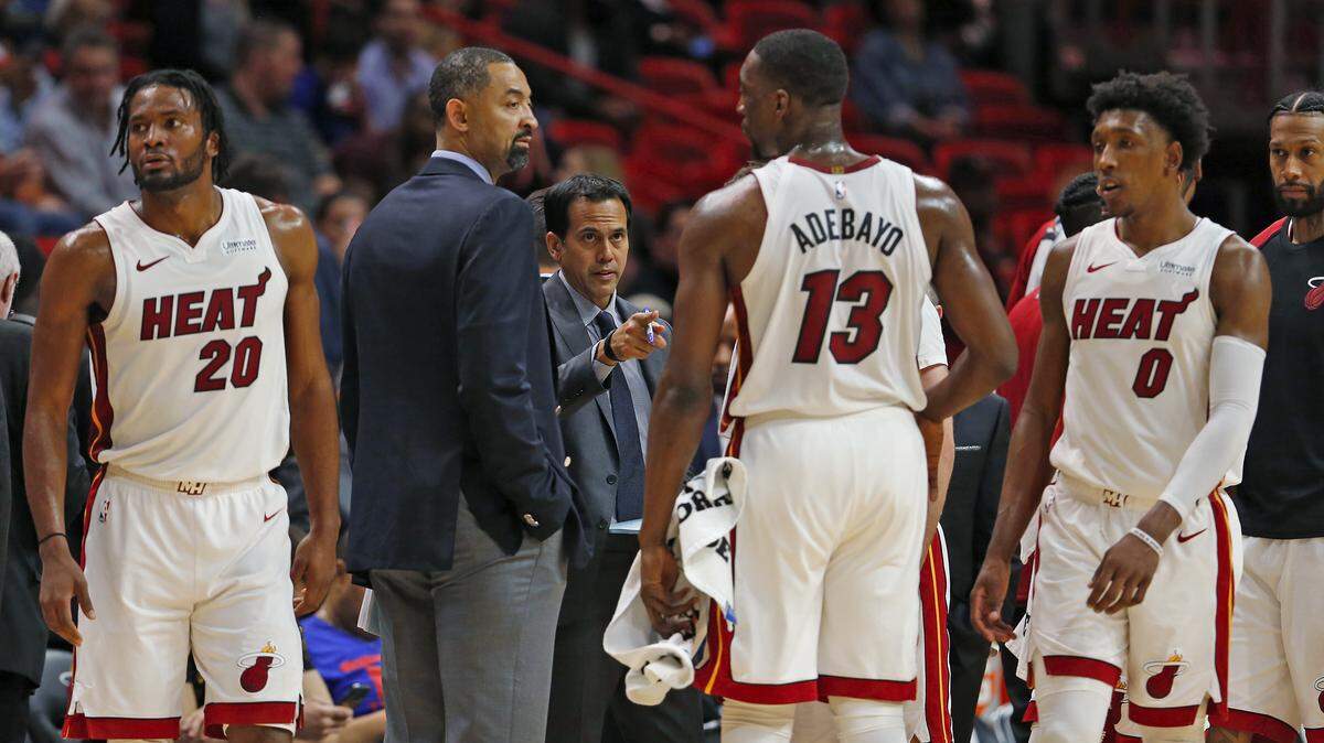 El entrenador del Heat Erik Spoelstra aimparte instrucciones alos jugadores en la derrota de este miércoles ante los Bulls en el American Airlines Arena.