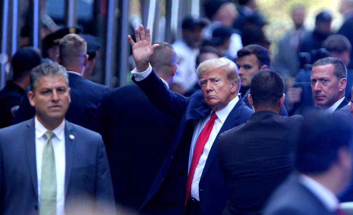 El ex presidente Donald Trump es iluminado por luces estroboscópicas azules a su llegada al Tribunal Penal de Manhattan, en Nueva York, el martes 4 de abril de 2023.