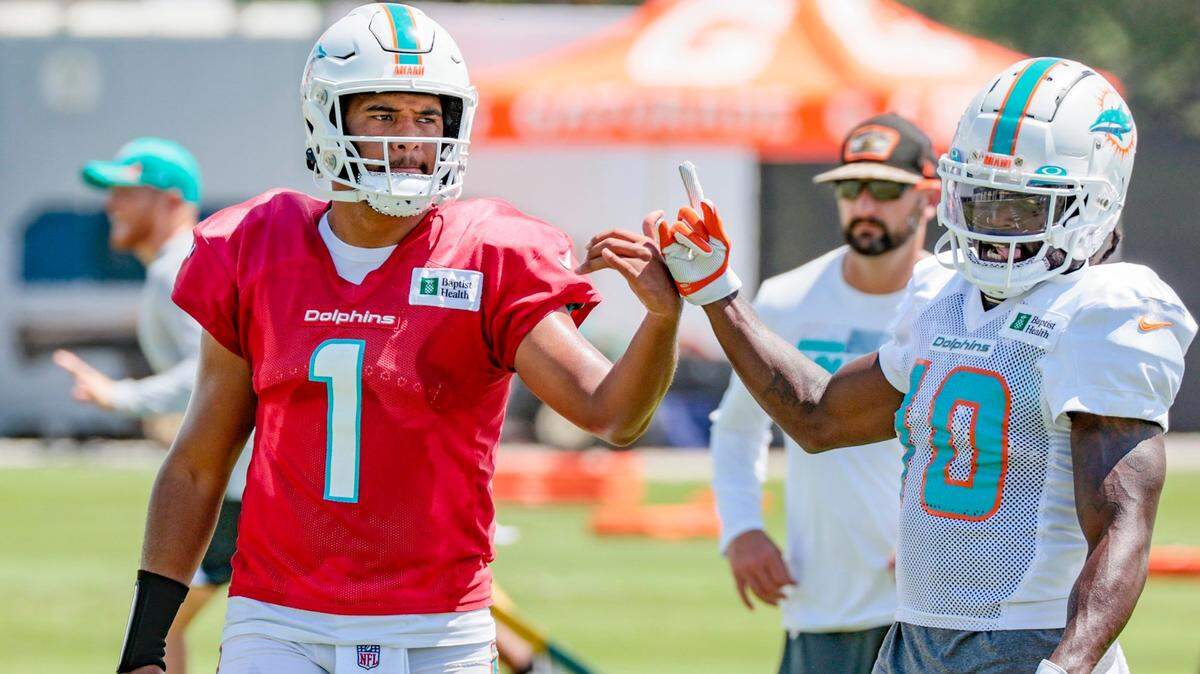 El quarterback de los Dolphins, Tua Tagovailoa (1), y el wide receiver Tyreek Hill, una dupla que debe dar mucho que hablar, se saludan durante una práctica en el Baptist Health Training Complex en Miami Gardens, el jueves 8 de septiembre de 2022.