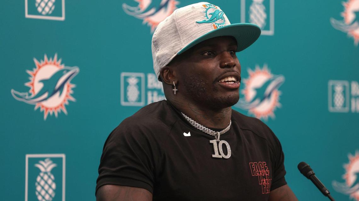 El recién adquirido wide receiver de los Dolphins, Tyreek Hill, celebra su primera conferencia de prensa entre los miembros de la familia y la prensaen en el Baptist Health Training Complex en Miami Gardens, el jueves 24 de marzo de 2022.