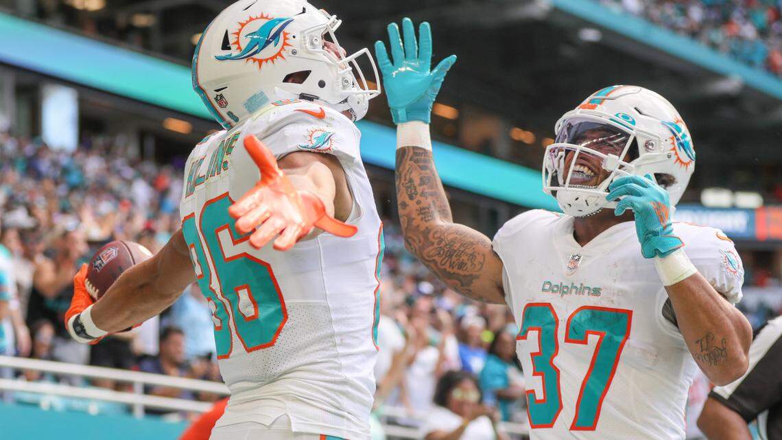 Miami Dolphins wide receiver Mack Hollins (86) hauls in a touchdown pass from quarterback Tua Tagovailoa (1) against the New York Giants in the second quarter at Hard Rock Stadium in Miami Gardens on Sunday, December 5, 2021. ( Al Diaz Photo / Miami Herald )