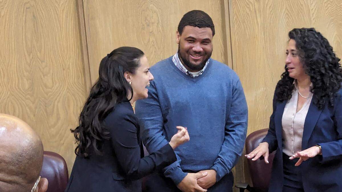 El ex guardia de prisiones de la Institución Correccional de Dade (DCI) Ronald Connor (centro), rodeado por los abogados defensores Yanelis Zamora (izquierda) y Damaris Del Valle (derecha), fue absuelto el martes por un jurado de asesinato por la muerte de un preso durante un traslado hace dos años. Otros tres guardias se declararon culpables y aceptaron penas de 20 años.