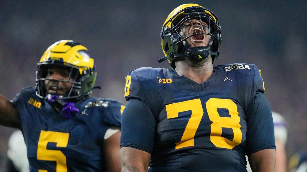 El tackle defensivo de Michigan, Kenneth Grant, celebra una captura sobre el quarterback de Washington, Michael Penix Jr., durante el partido por el campeonato nacional universitario celebrado el 8 de enero de 2024 en Houston.