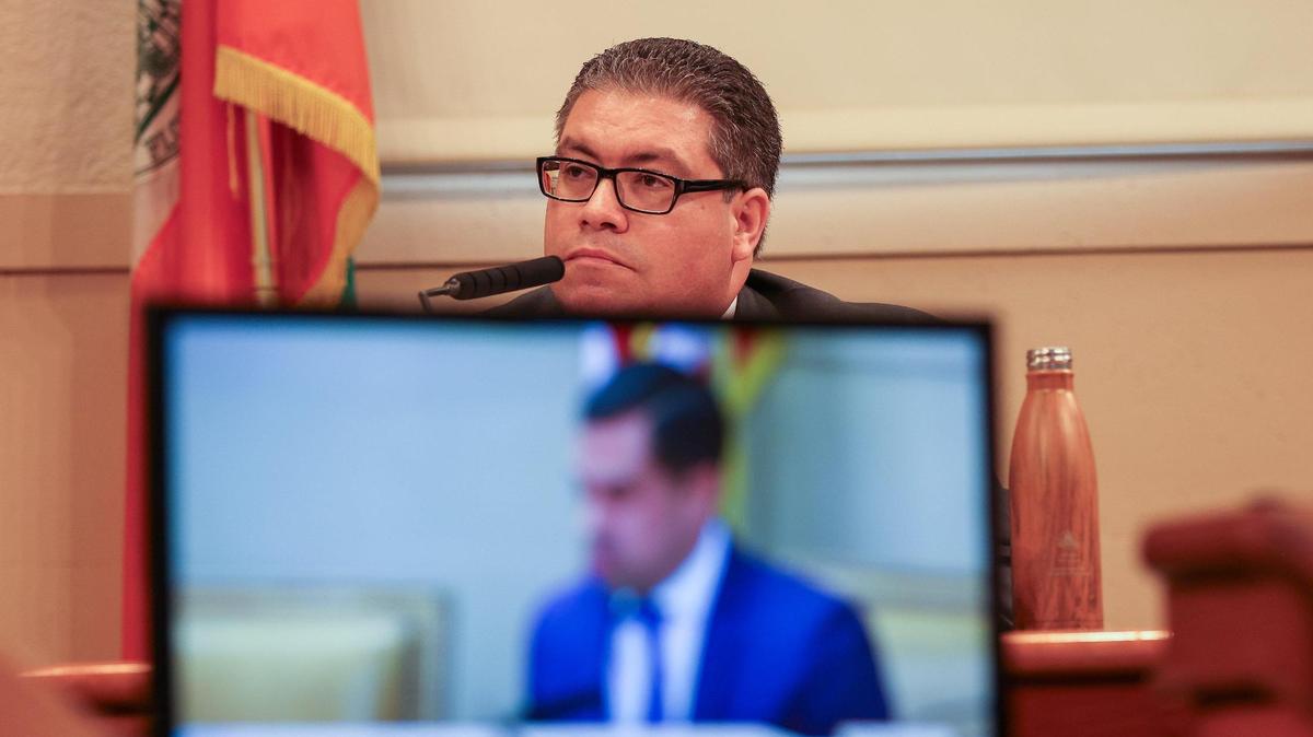 El comisionado de Coral Gables Ariel Fernández (arriba) escucha como el alcalde Vince Lago comparte sus puntos de vista durante la reunión de la Comisión de Coral Gables en el Ayuntamiento, el martes 26 de septiembre de 2023.