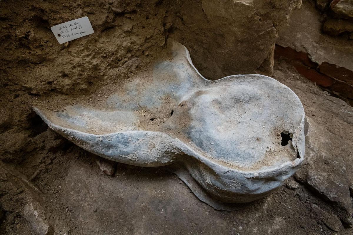 The unknown coffin as it looked at Notre Dame Cathedral