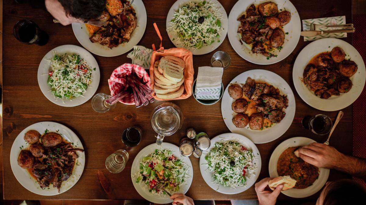 Bill Hansen Catering is offering fully cooked, ready to reheat meals for the holidays.