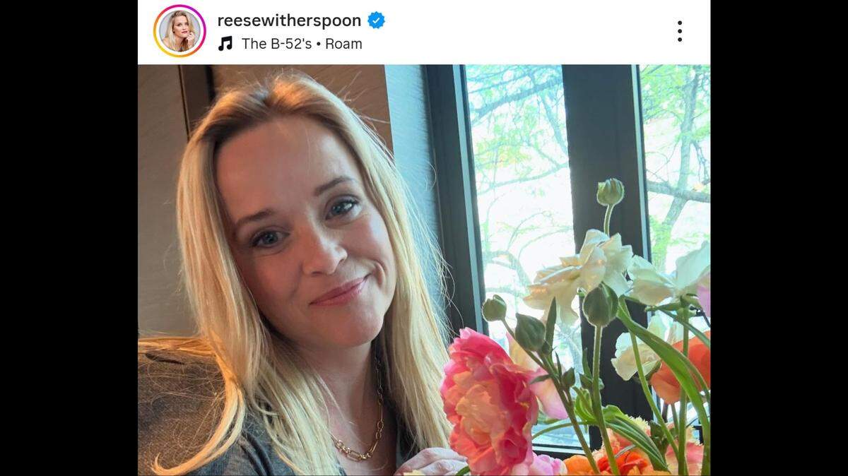reese witherspoon photo with flowers