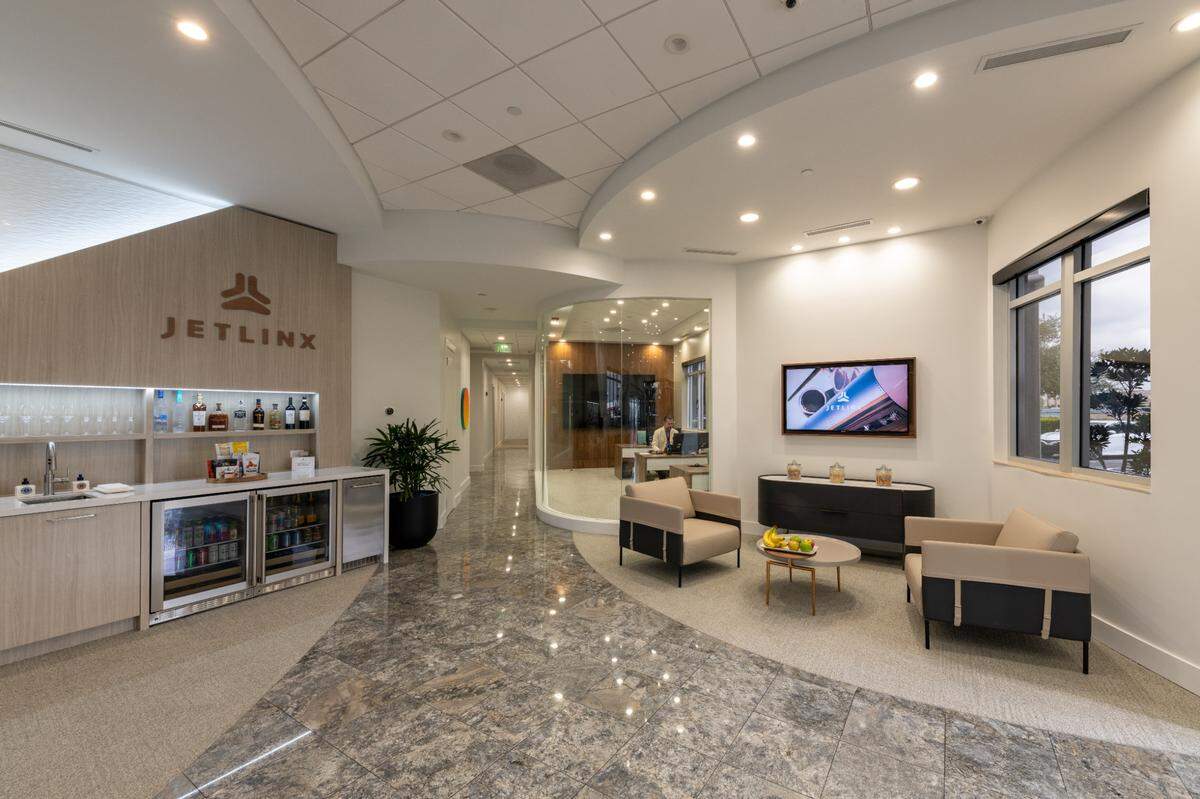 Vista del interior de la nueva terminal privada de Jet Linx en el Aeropuerto Ejecutivo de Miami-Opa-locka.