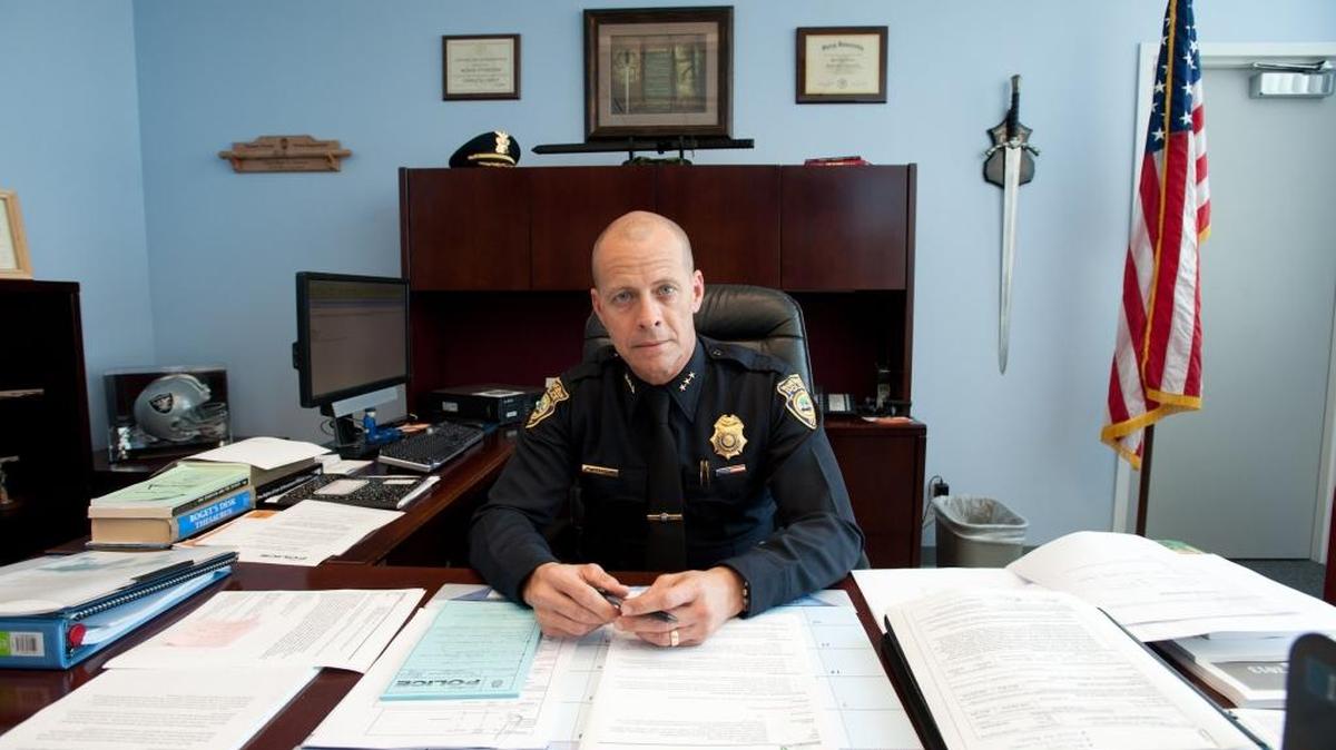 Mark Nathan Overton, jefe del Departamento de Policía de Bal Harbour. 