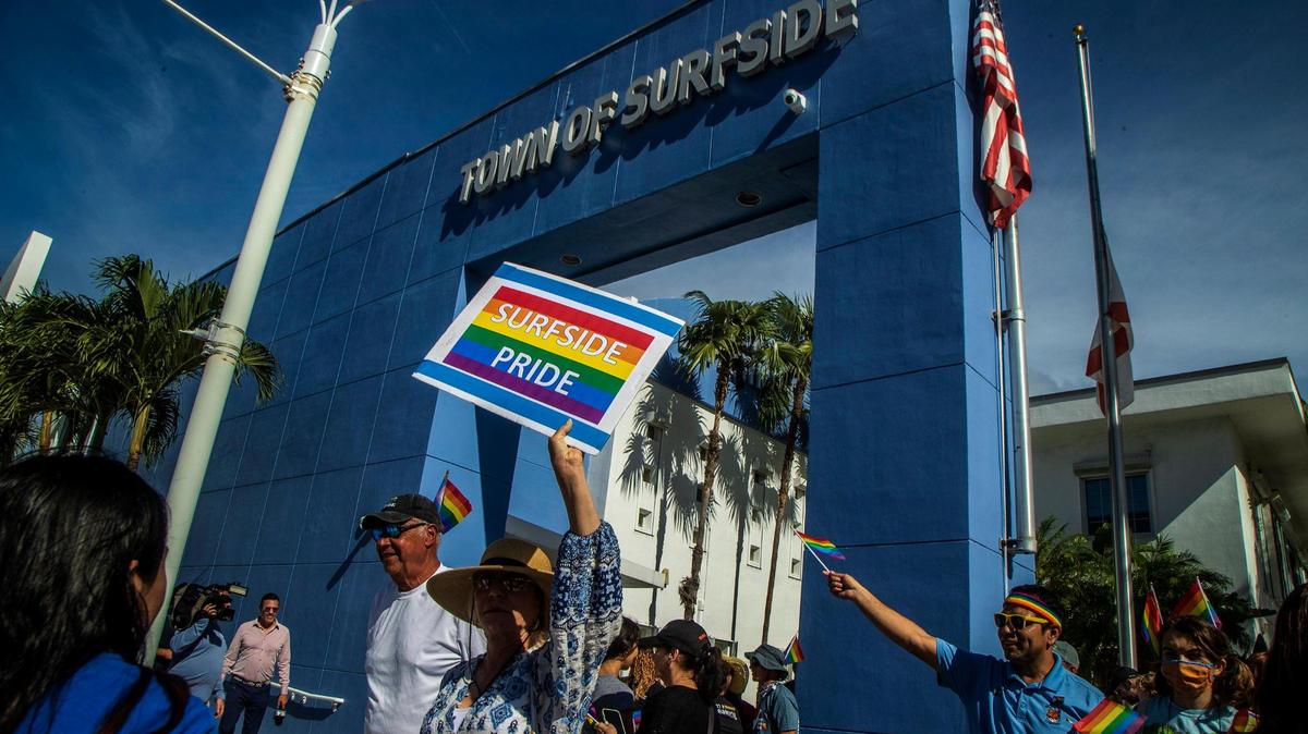 Un grupo de vecinos de Surfside protestó frente al Ayuntamiento contra la decisión de la ciudad de no izar la bandera LGBTQ para el mes del Orgullo, el 28 de junio de 2022.