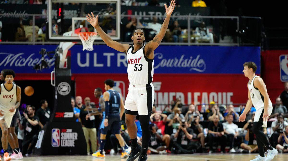 El jugador del Heat Josh Christopher reacciona después de anotar una canasta contra los Grizzlies de Memphis en el tiempo extra del partido por la corona de la liga de verano. 
