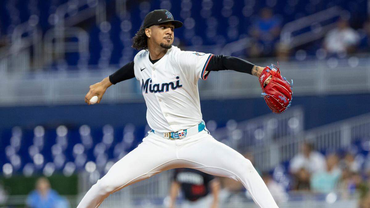 Eury Pérez lanza por los Marlins en un partido ante los Mellizos de Minnesota, celebrado el 3 de julio de 2025 en Miami.
