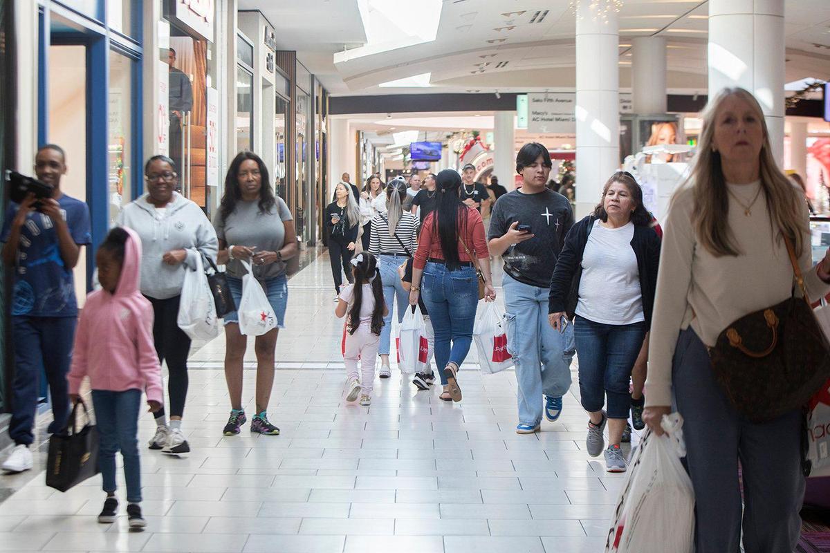 Black Friday shoppers wend through Dadeland Mall looking for deals on Friday Nov. 29, 2024.