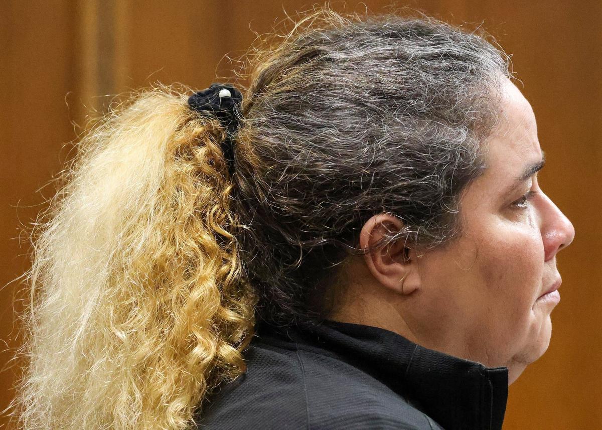 Gamaly Hollis, a la izquierda, escucha mientras su equipo de la Oficina del Defensor Público argumenta sobre la libertad de expresión durante su audiencia sobre su fianza.