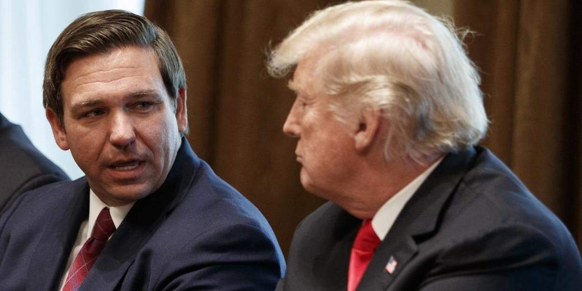 El gobernador Ron DeSantis habla con el entonces presidente Donald Trump en una reunión de gobernadores recién elegidos, en la Casa Blanca eb diciembre de 2018.