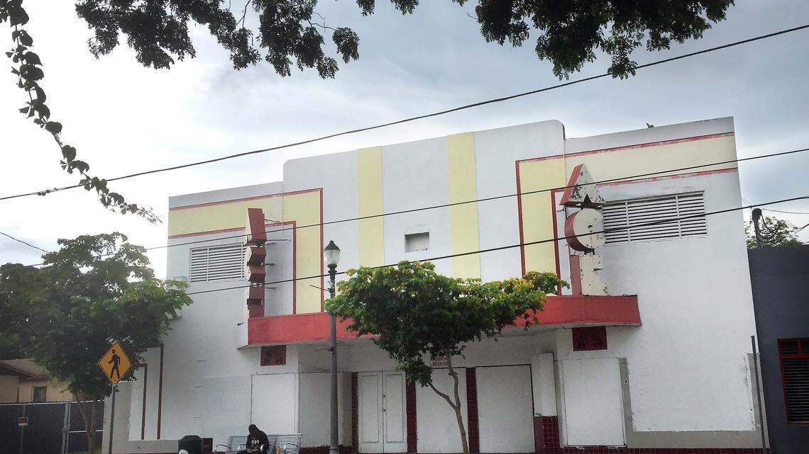 El Teatro ACE en Grand Avenue en Coconut Grove, Miami, el cine en el vecindario históricamente afroamericano, en 2016 antes que las letras de la marquesina que explican su nombre fueran retiradas previo a una restauración planificada.