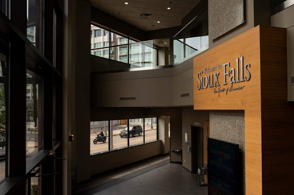 El vestíbulo de un edificio en pleno centro de la ciudad que alberga a Trident Trust Co. en Sioux Falls.