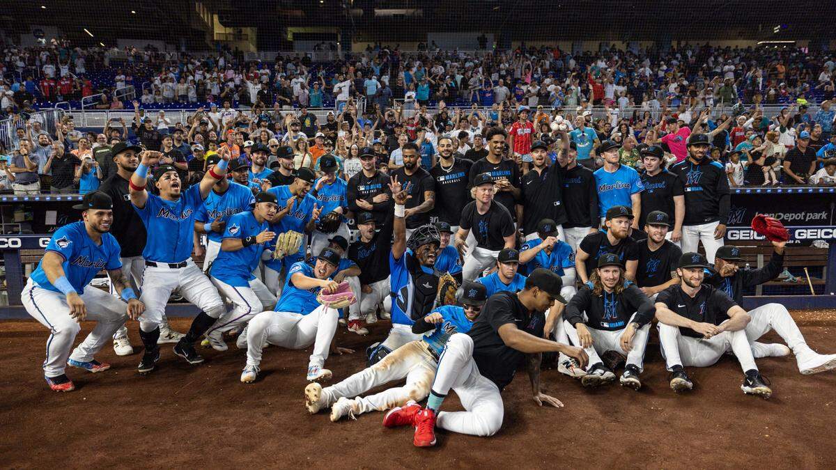 The Miami Marlins team celebrates defeating the New York Mets 4-0 after the last regular season MLB game at loanDepot park on Sunday, September 29, 2025, in Miami, Fla.