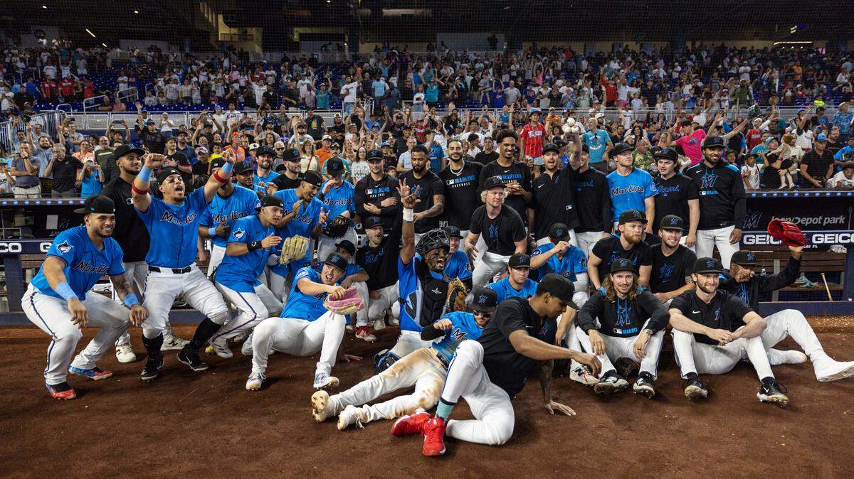 The Miami Marlins team celebrates defeating the New York Mets 4-0 after the last regular season MLB game at loanDepot park on Sunday, September 29, 2025, in Miami, Fla.