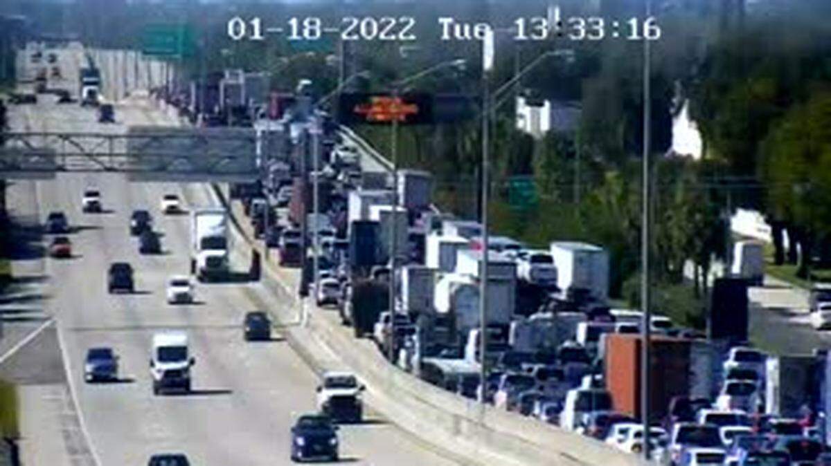 The 1:33 p.m. view of the eastbound and westbound Palmetto Expressway from the Northwest 17th Avenue traffic camera.