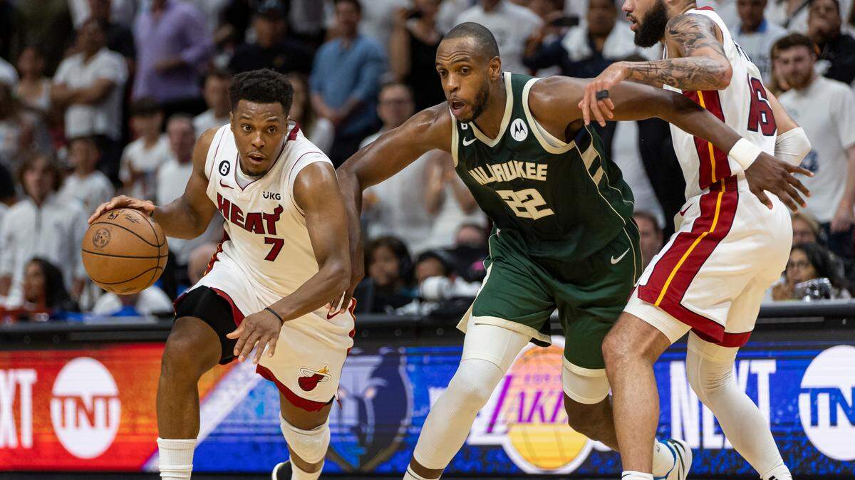 El escolta del Heat Kyle Lowry (7) conduce la pelota ante la marca de Khris Middleton, de los Bucks de Milwaukee, en el cuarto partido de la serie de primera ronda de los playoffs de la NBA, celebrado el 24 de abril de 2023 en Miami.