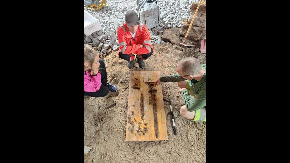 A family doing construction on their house in Setesdal uncovered a 1,100-year-old sword from a pair of elaborate Viking graves, archaeologists said.