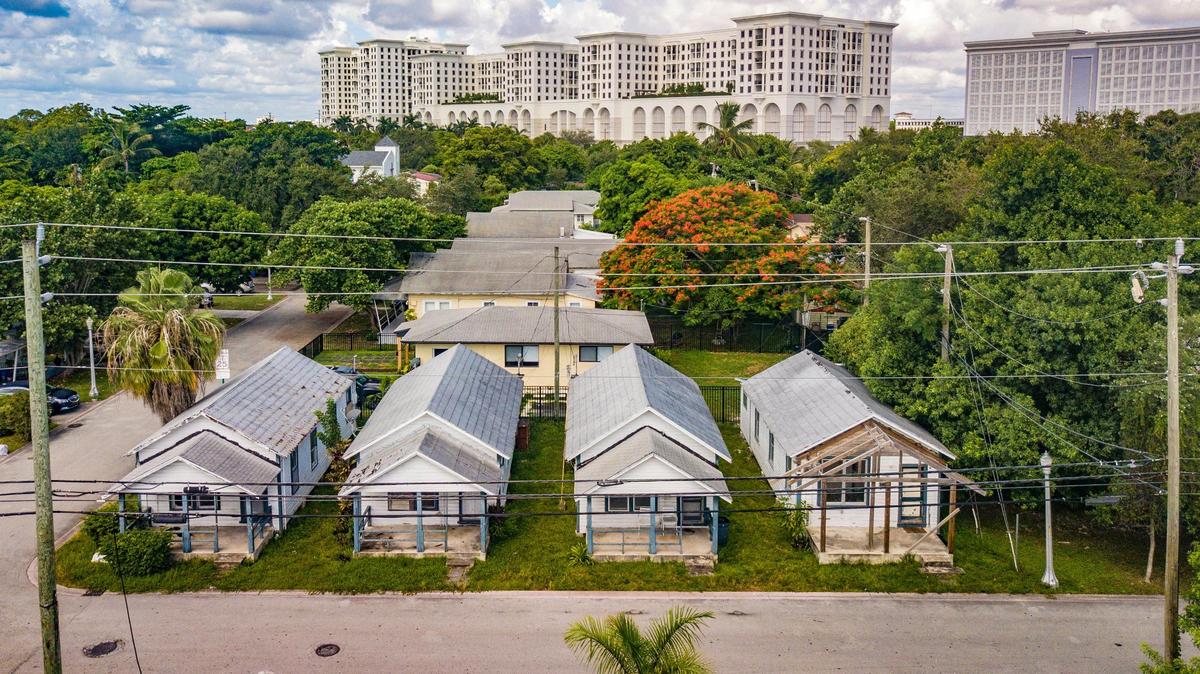 Un vecino de Coconut Grove se comprometió a restaurar y preservar completamente cuatro casas de campo en el cercano distrito histórico MacFarlane Homestead de Coral Gables. Construidas en 1938, las casas contrastan con las nuevas viviendas cercanas.