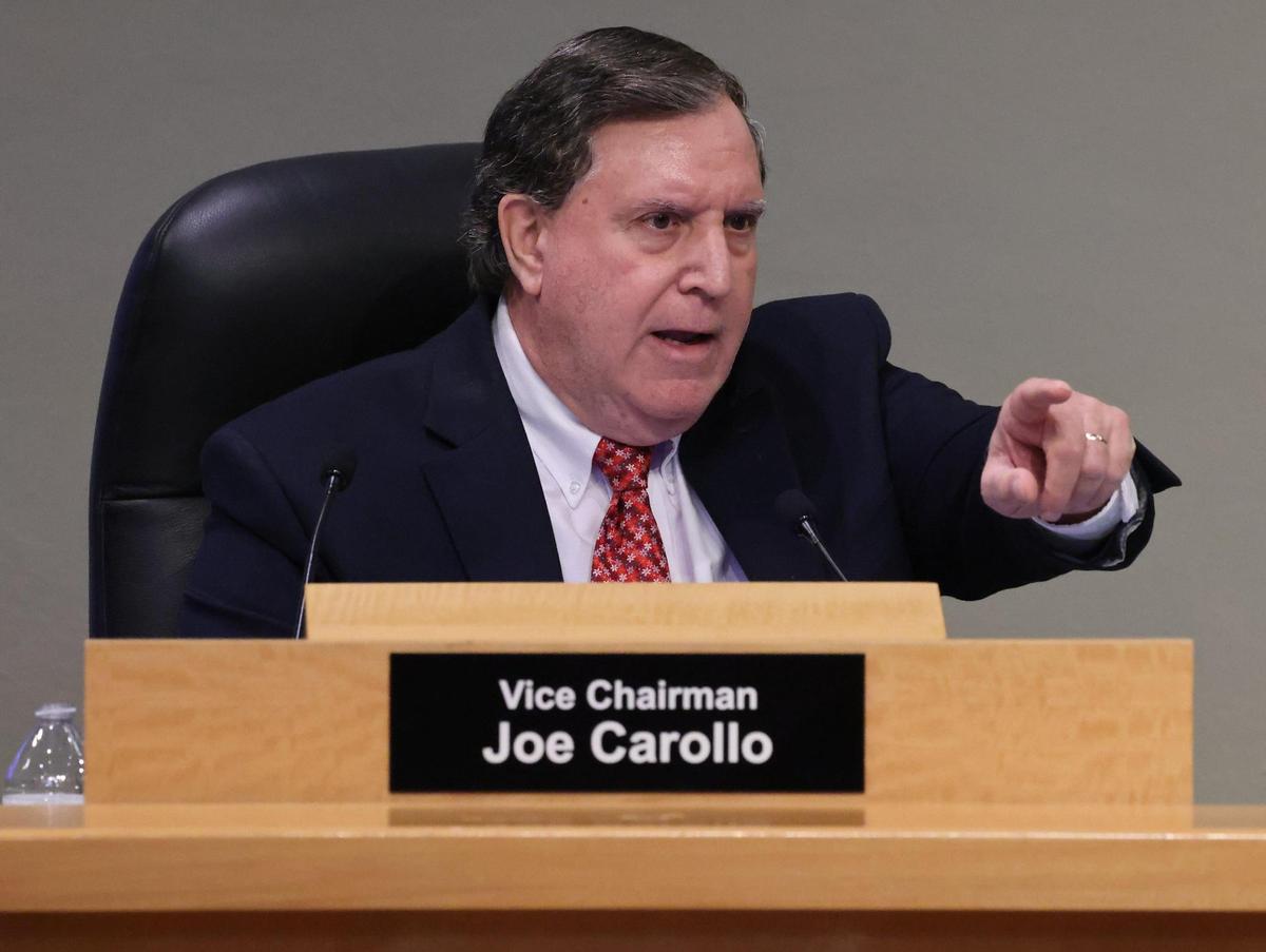 El comisionado Joe Carollo se defiende de las acusaciones actuales mientras la Comisión de Miami celebraba una reunión regular para votar sobre una propuesta para destituir a Joe Carollo como presidente del Bayfront Park Management Trust el jueves 13 de febrero de 2025, en Miami, Florida.