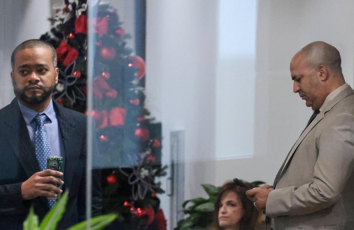 Los solicitantes Michael Sibilia, a la izquierda, Zeida Sardiñas y Tarik Rahmani, a la derecha, esperan afuera de la Sala del Concejo mientras su compañero solicitante Ricardo Mendez es entrevistado mientras la Ciudad de Doral celebró una reunión especial para aprobar la selección de su administrador municipal el jueves 26 de diciembre de 2024, en el Centro de Gobierno de Doral. Sardiñas fue seleccionada por unanimidad por el Concejo Municipal de Doral como su nueva administradora.