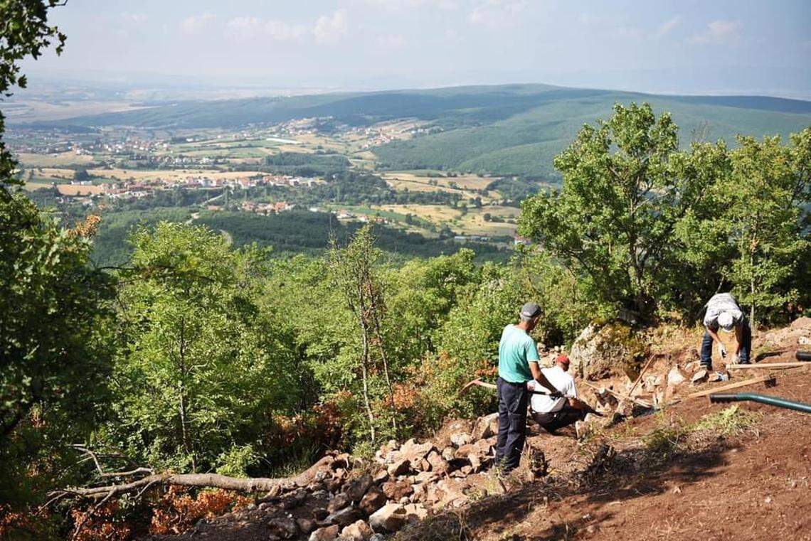 The castle was built in a strategic position.