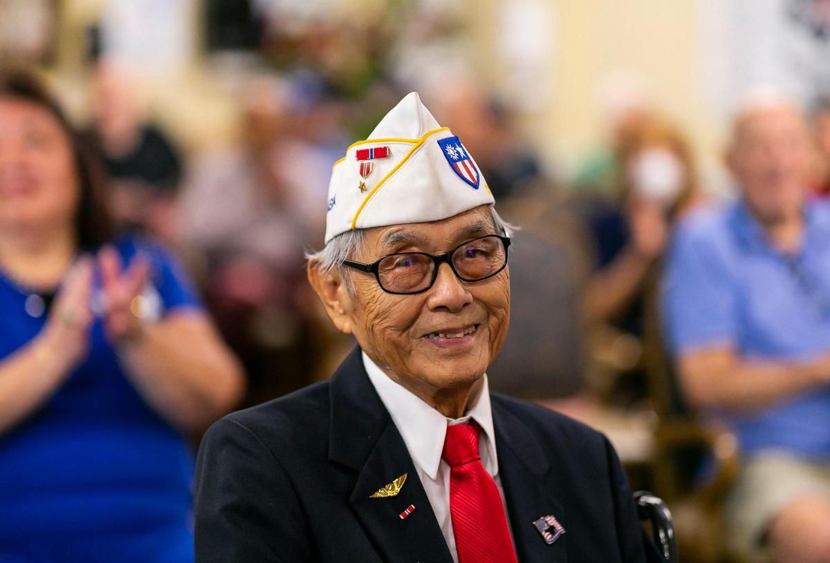 El veterano del Ejército de Estados Unidos Richard Goon, de 98 años, en el centro, es felicitado tras recibir la Medalla de Oro del Congreso durante una ceremonia virtual en la Grand Villa Senior Living Community el martes 5 de julio de 2022 en Deerfield Beach, Florida. Durante su servicio, Goon se capacitó como criptógrafo y finalmente fue destinado a la frontera entre China e Indochina, donde ayudó al ejército chino a luchar contra las fuerzas japonesas.