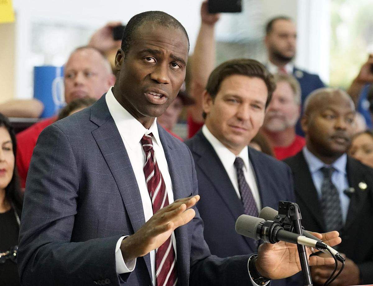 El secretario de Salubridad de la Florida Joseph Ladapo (a la izquierda) y el gobernador Ron DeSantis lideran la embestida contra los floridanos transexuales.