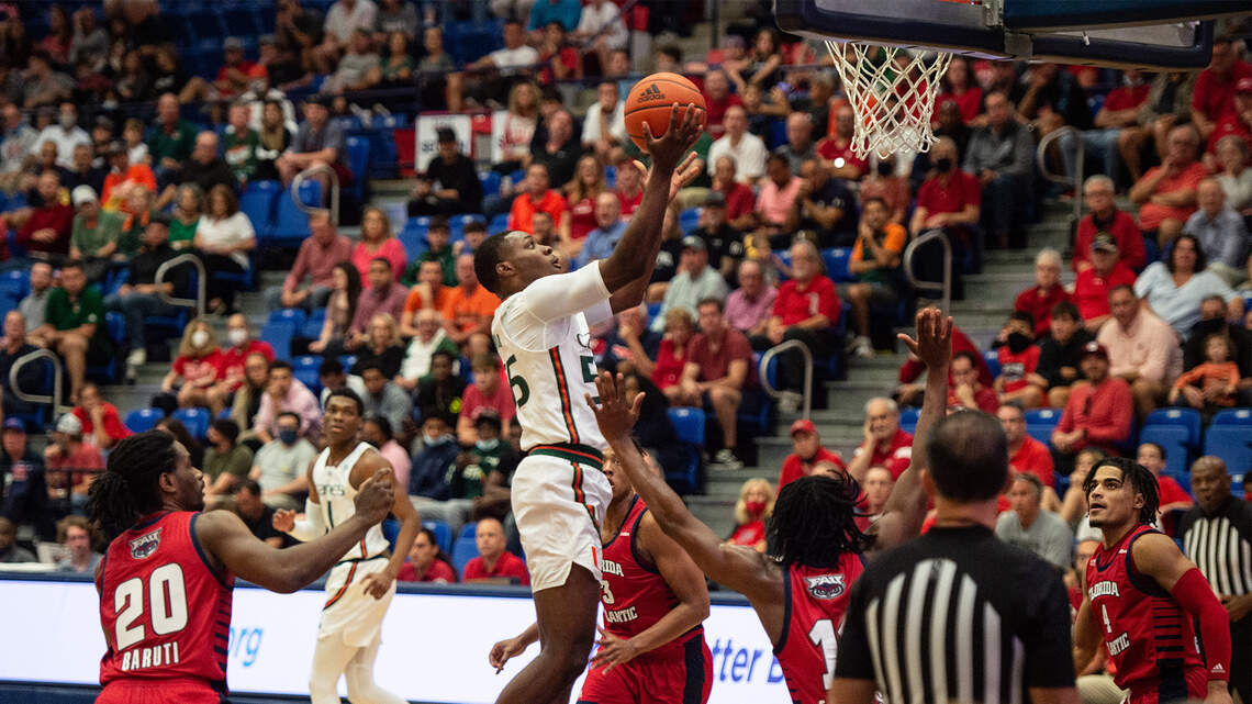 UM squeaks out 68-66 win at FAU on game-winning layup by Isaiah Wong