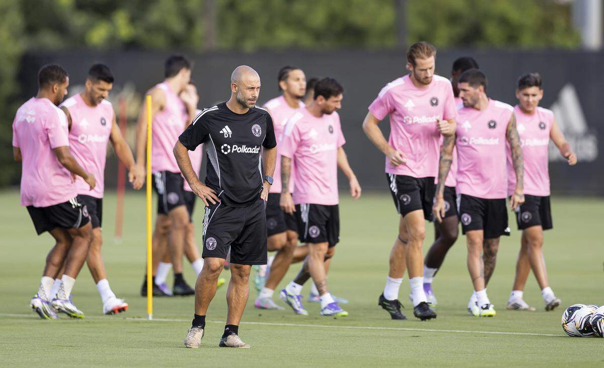 Inter Miami head coach Javier Mascherano watches his players run drills during a team practice session at the Florida Blue Training Center on Thursday, Aug. 1, 2025, in Fort Lauderdale, Fla.