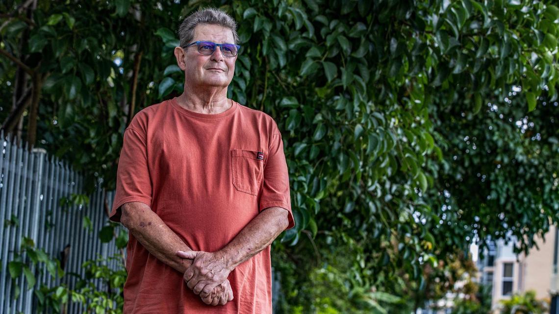 Lyle Ryman, un veterano de 70 años que estaba en la lista de trasplantes cardíacos del Jackson y ahora está en el limbo después que el programa del Instituto de Trasplantes de Miami en el Hospital Jackson Memorial fue suspendido a mediados de marzo, fotografiado el jueves 27 de abril de 2023.