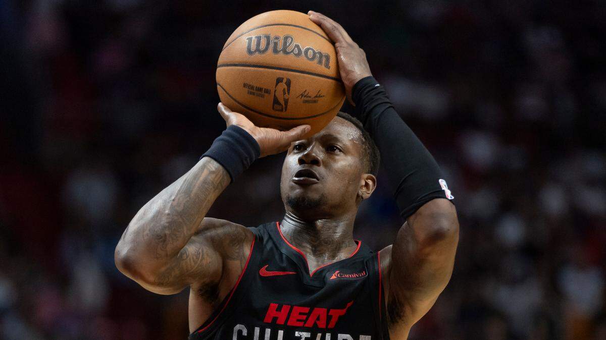 El jugador del Heat, Terry Rozier, lanza un tiro libre en el partido contra los Knicks de New York, celebrado el 2 de abril de 2024 en Miami.