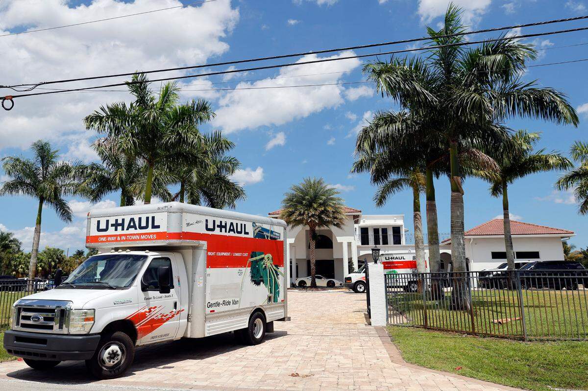 A U-Haul is seen leaving Sean Kingston’s Southwest Ranches home on Thursday, May 23, 2024. A woman named Janice Turner, 61, was arrested on “numerous fraud and theft charges,” during the raid at the sprawling white mansion in the 4600 block of Southwest 178th Avenue, spokesperson Carey Codd said in a media release. Turner is Kingston’s mother, according to reports. (Amy Beth Bennett / South Florida Sun Sentinel)