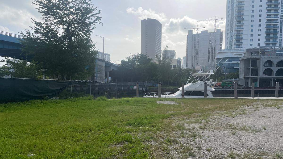 This lot has caused a multi-year legal controversy as the city has attempted to acquire it through eminent domain. If acquired, the city plans to turn the riverfront lot into a park.