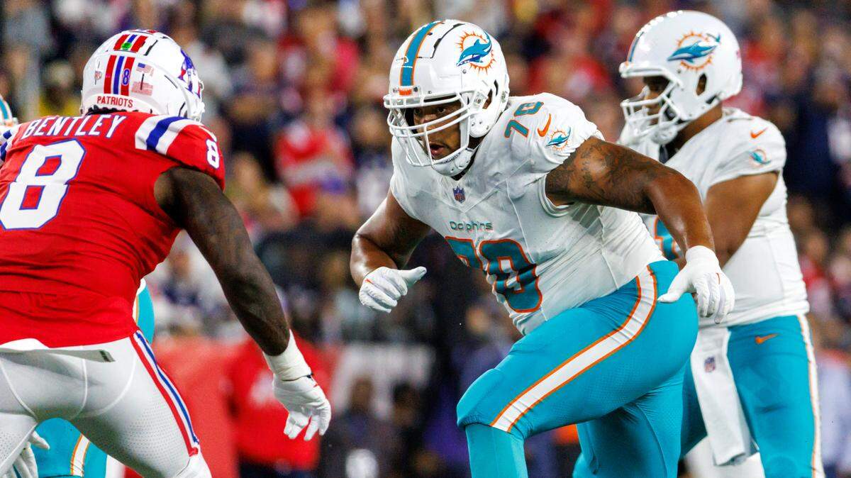 Miami Dolphins offensive tackle Kendall Lamm (70) blocks New England Patriots linebacker Ja’Whaun Bentley (8) during first quarter of an NFL football game at Gillette Stadium on Sunday, Sept. 17, 2023 in Foxborough, MA.