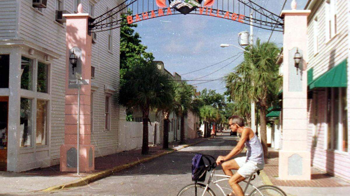 El arco que marca la entrada a Bahama Village, en Petronia Street, justo al lado de Duval Street, volvió después de más de un año..