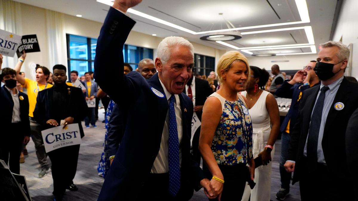 Charlie Crist llega con su nueva prometida Chelsea Grimes antes del inicio de la Gala Leadership Blue del Partido Demócrata de la Florida, el sábado 16 de julio de 2022, en Tampa.
