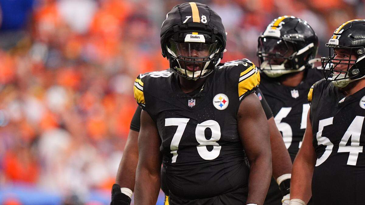 Pittsburgh Steelers guard James Daniels (78) wears a guardian cap in the second half against the Denver Broncos at Empower Field at Mile High.