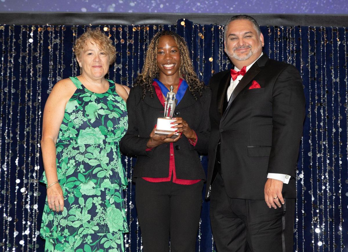 Arianna Allen, ganadora del Silver Knight en la categoría de Atletismo, de la escuela secundaria Saint Thomas Aquinas, es fotografiada con su premio junto a Dana Banker, editora ejecutiva y Alex Mena, editor ejecutivo, durante la 67 ceremonia de entrega de premios Silver Knight del Miami Herald y el Nuevo Herald en el James L. Knight Center el miércoles 14 de mayo de 2025, en el downtown de Miami, Florida.