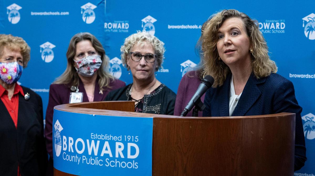 Vickie Cartwright (derecha) con  miembros de la Junta Escolar de Broward mientras habla durante una conferencia de prensa tras de ser elegida superintendente escolar de Broward el 9 de febrero de 2022.