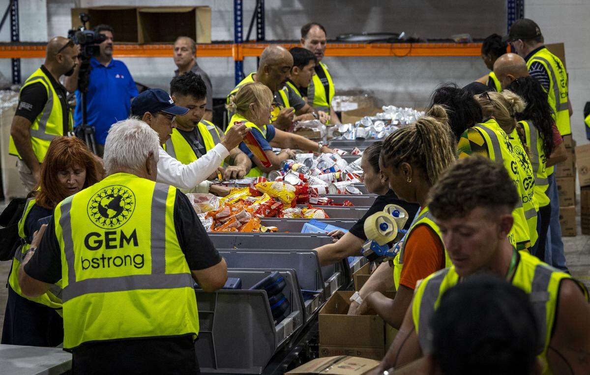 Voluntarios en Global Empowerment Mission preparando donaciones para enviarlas al Caribe después del paso del huracán Melissa.