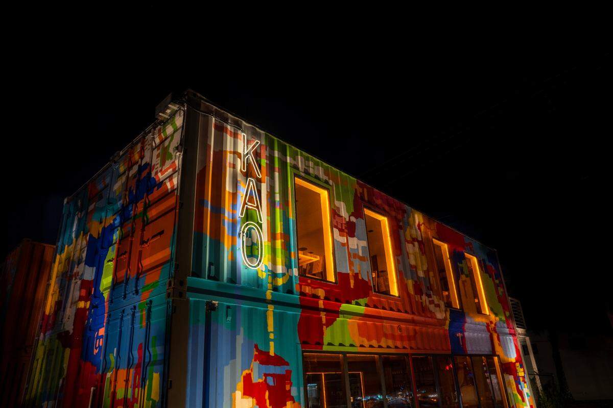 El artista argentino Falopapas pintó el exterior del nuevo Kao Bar & Grill.