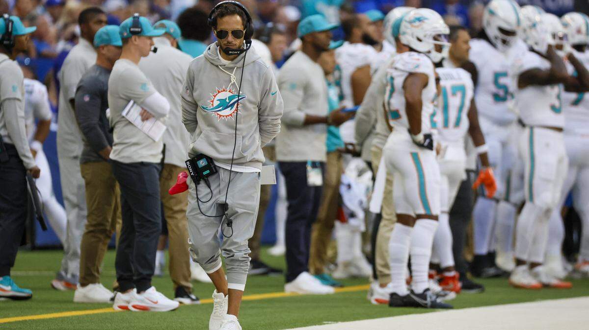 Miami Dolphins head coach Mike McDaniel walks the sidelines during the first half of an NFL game against the Indianapolis Colts at Lucas Oil Stadium on Sunday, September 7, 2025, iIndianapolis, Indiana.