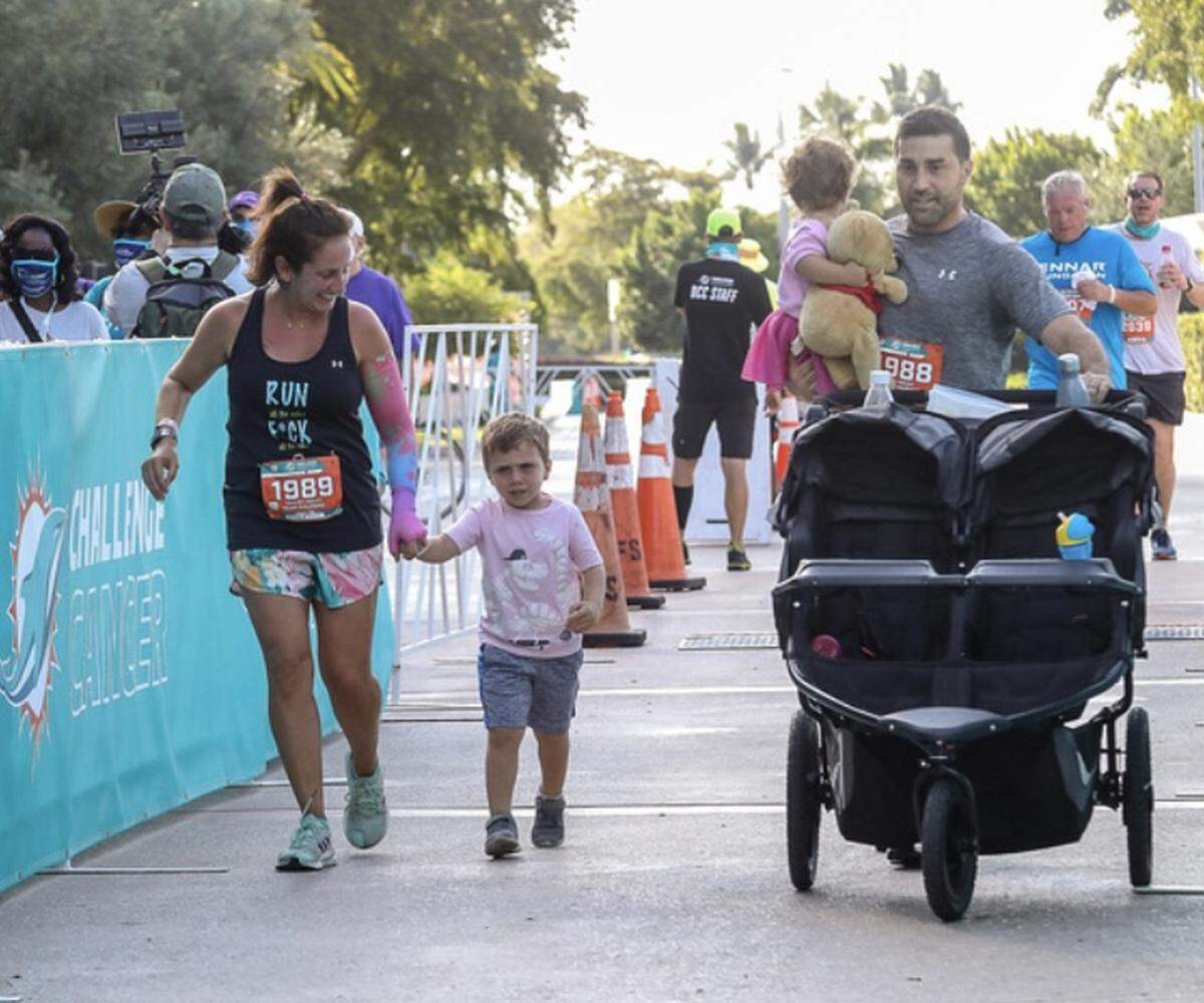 Tracey Hecht corre con su familia en el Dolphins Cancer Challenge 5K en marzo de 2021.
