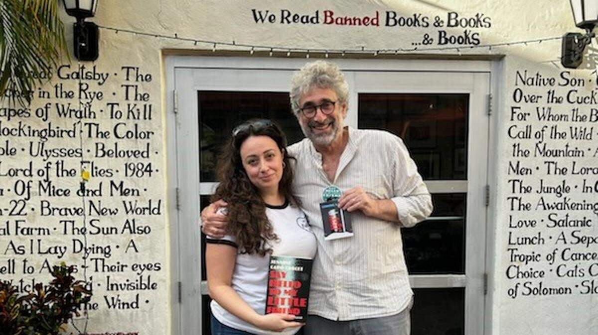 Jennine Capó Crucet con el propietario de Books & Books, Mitchell Kaplan, en la tienda de Coral Gables, donde dará inicio a su gira literaria. Su nuevo hogar, Greensboro, en Carolina del Norte, tiene una gran librería independiente, dice, "pero no es Books & Books".