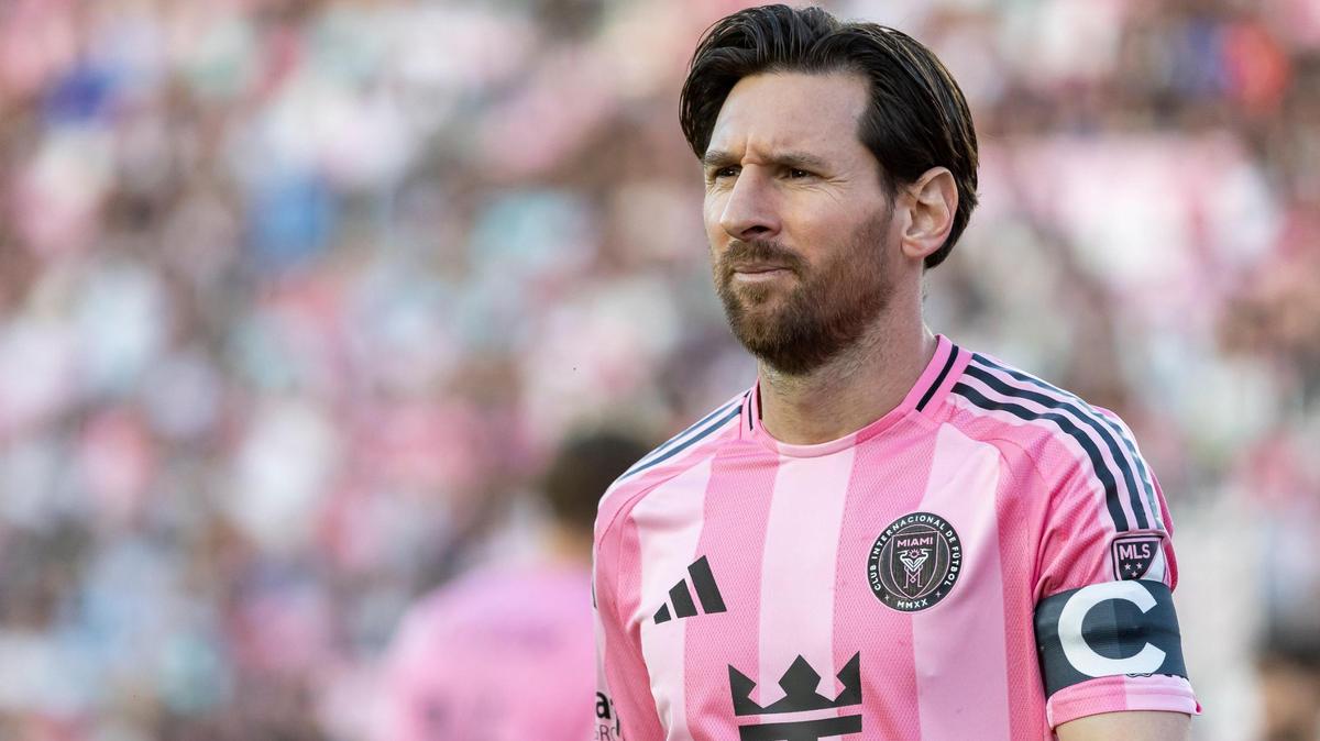 Inter Miami forward Lionel Messi (10) makes his way to take a corner kick against Toronto FC in the first half of their MLS match at Chase Stadium on Sunday, April 6, 2025, in Fort Lauderdale, Fla.
